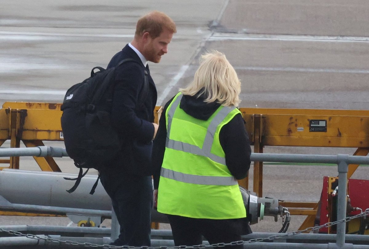 Truchlícího Harryho na letišti v Aberdeenu utěšovali zaměstnanci.