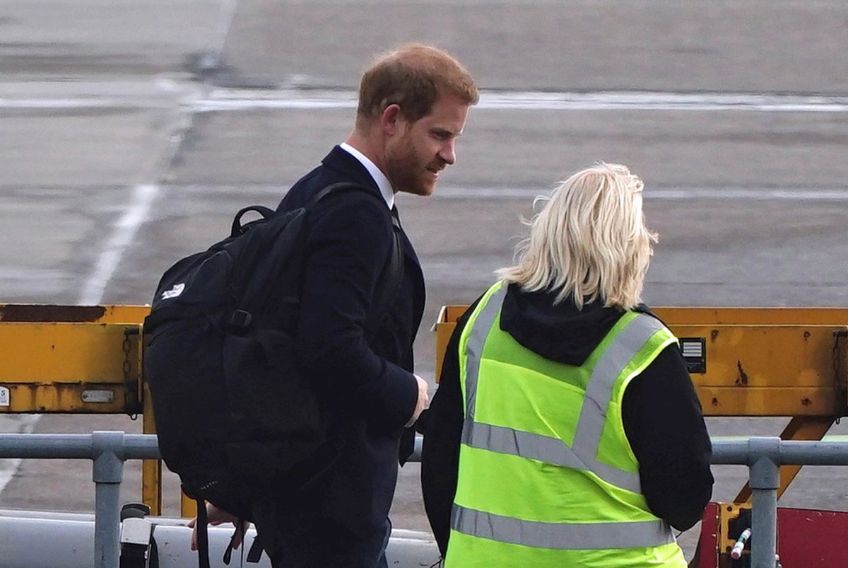 Truchlícího Harryho na letišti v Aberdeenu utěšovali zaměstnanci.