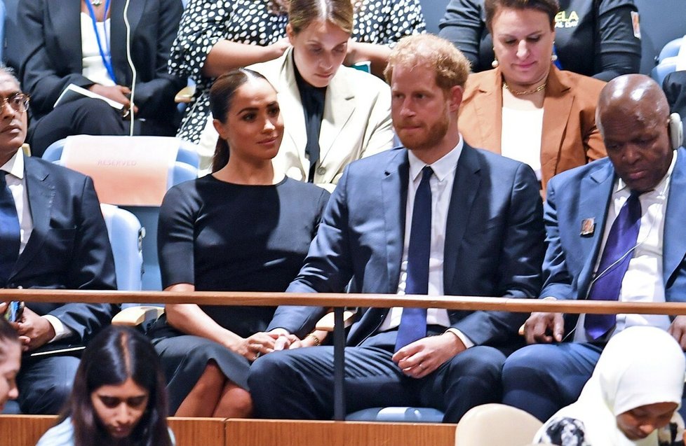 Meghan obtočila Harryho ruku jako chobotnice