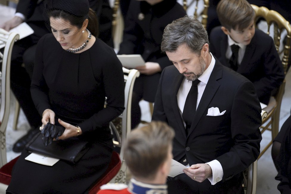 Korunní princ Frederik se svou chotí na pohřbu svého otce prince Henrika