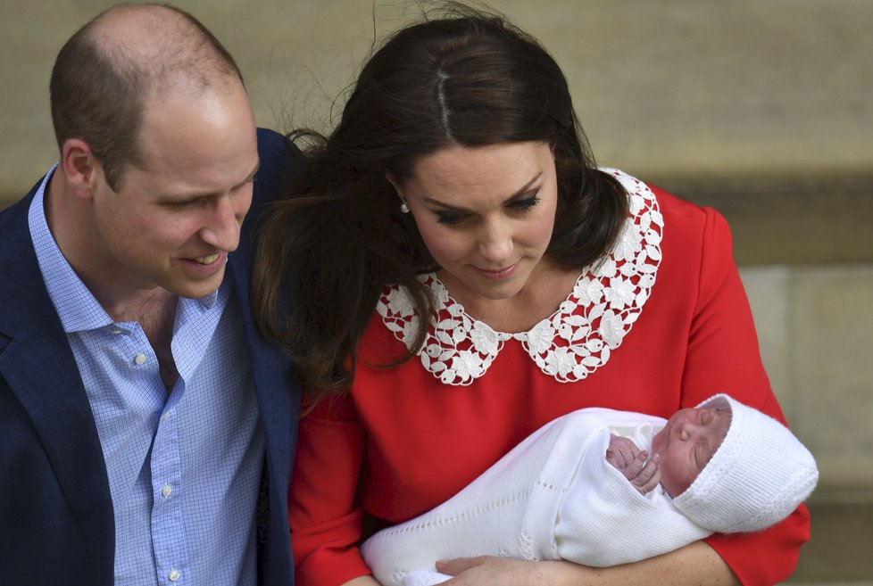 Kate s Williamem opouštějí porodnici.