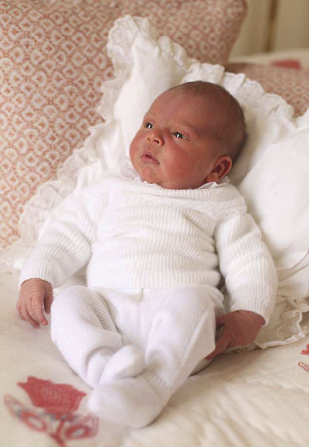 Kate s Williamem zveřejnili i snímky novorozeného prince Louise