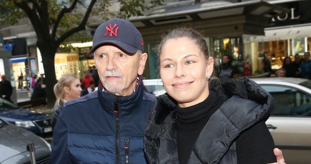 Hudebník Jan Neckář s vnučkou Aničkou na premiéře filmu Princ Mamánek.