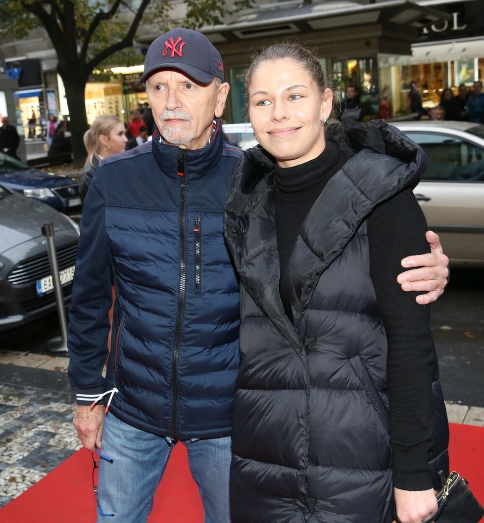 Hudebník Jan Neckář s vnučkou na premiéře filmu Princ Mamánek.