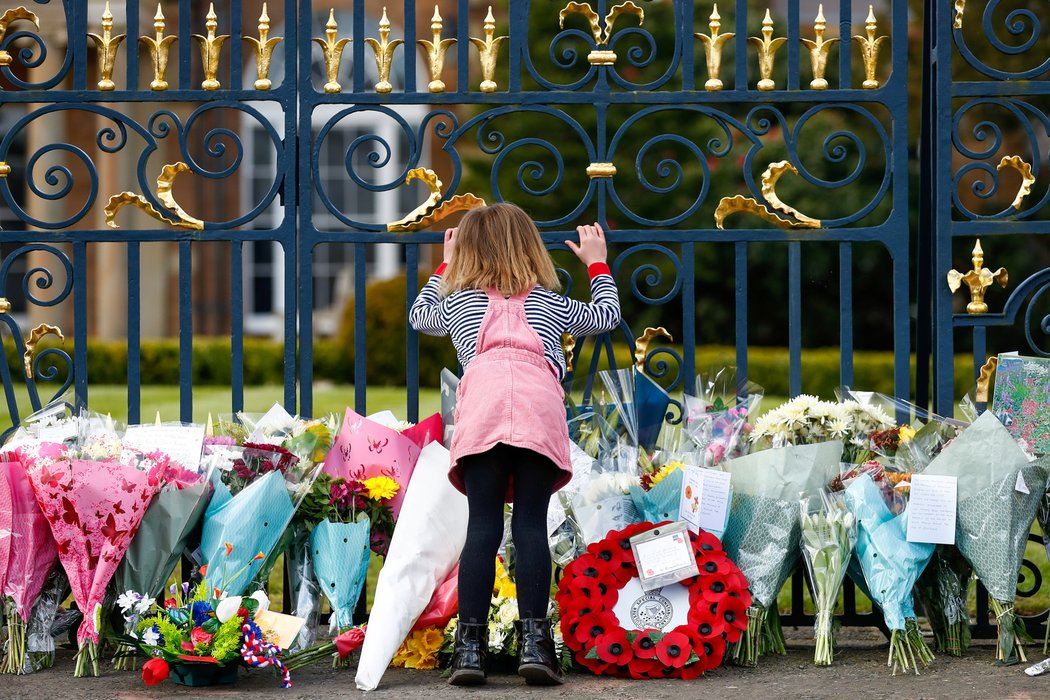 Lidé přináší květiny k Buckinghamskému paláci, hradu Hillsborough i Windsor, aby uctili památku prince Philipa.