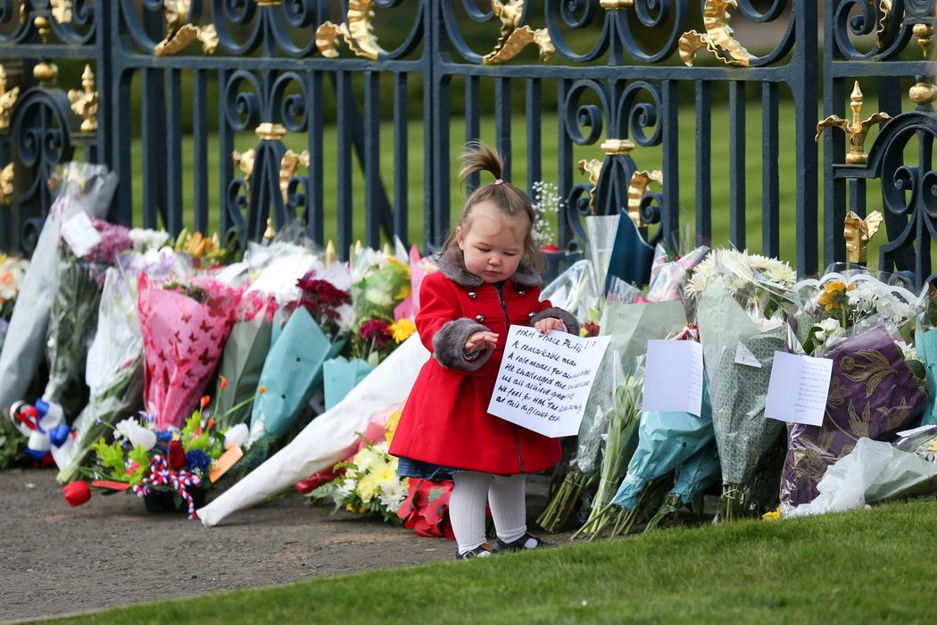 Lidé přináší květiny k Buckinghamskému paláci, hradu Hillsborough i Windsor, aby uctili památku prince Philipa.