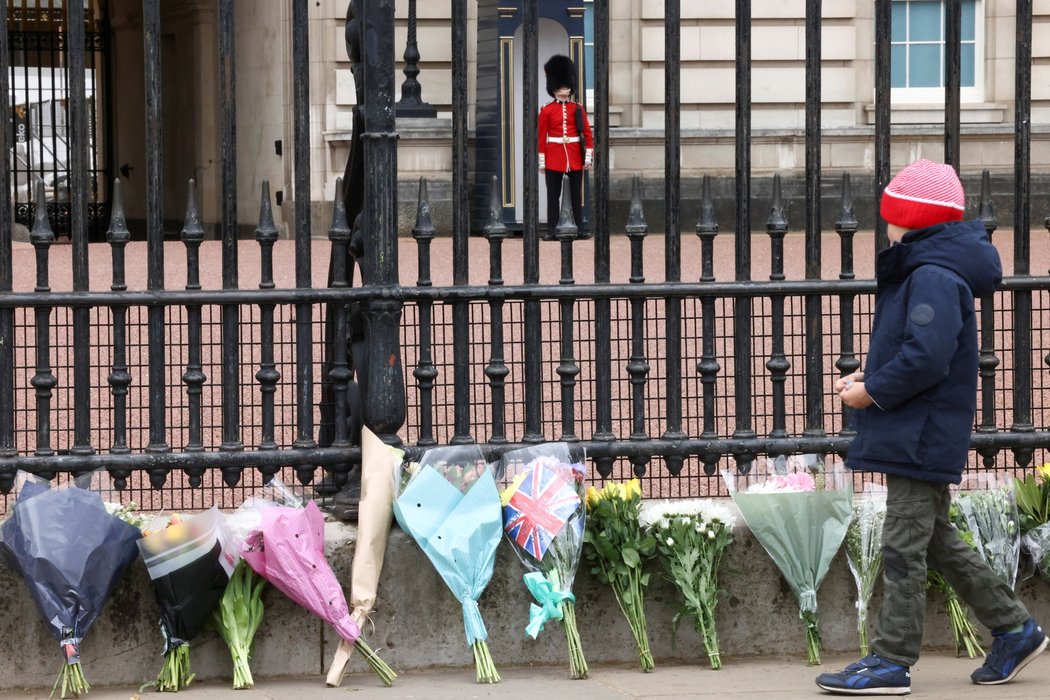Lidé přináší květiny k Buckinghamskému paláci, hradu Hillsborough i Windsor, aby uctili památku prince Philipa.