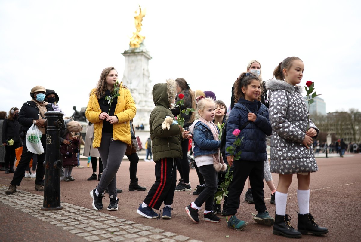 Lidé přináší květiny k Buckinghamskému paláci, hradu Hillsborough i Windsor, aby uctili památku prince Philipa.