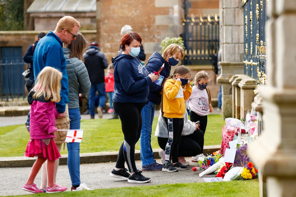Lidé přináší květiny k Buckinghamskému paláci, hradu Hillsborough i Windsor, aby uctili památku prince Philipa.