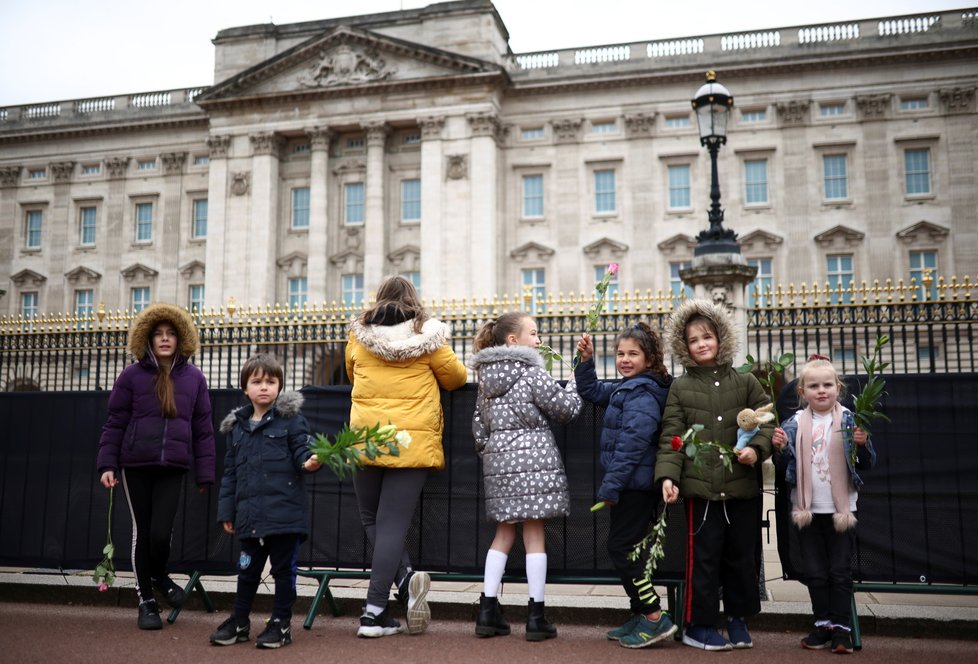 Lidé přináší květiny k Buckinghamskému paláci, hradu Hillsborough i Windsor, aby uctili památku prince Philipa.