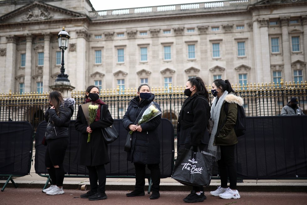 Lidé přináší květiny k Buckinghamskému paláci, hradu Hillsborough i Windsor, aby uctili památku prince Philipa.