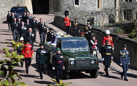 Korpulentní Marissa běhala při pohřbu prince Philipa po Windsoru nahá.
