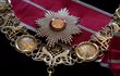 Řády, medaile a ocenění zesnulého prince Philipa (†99) budou v průběhu pohřbu zdobit oltář v kapli sv. Jiří ve Windsoru.