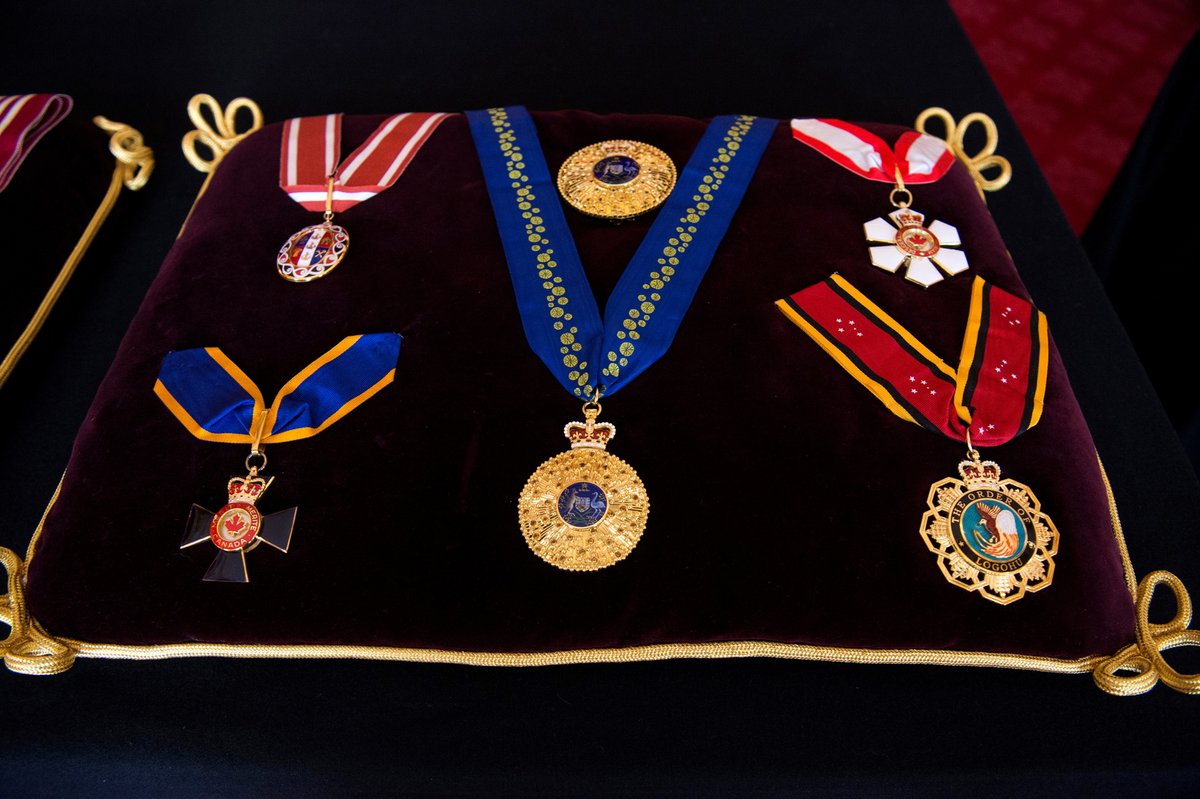 Řády, medaile a ocenění zesnulého prince Philipa (†99) budou v průběhu pohřbu zdobit oltář v kapli sv. Jiří ve Windsoru.