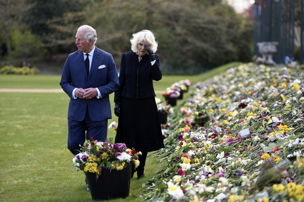 Princ Charles s Camillou ve čtvrtek dopoledne navštívili zahrady Marlborough House, aby se podívali na květiny a vzkazy, které lidé přinesli princi Philipovi (†99).