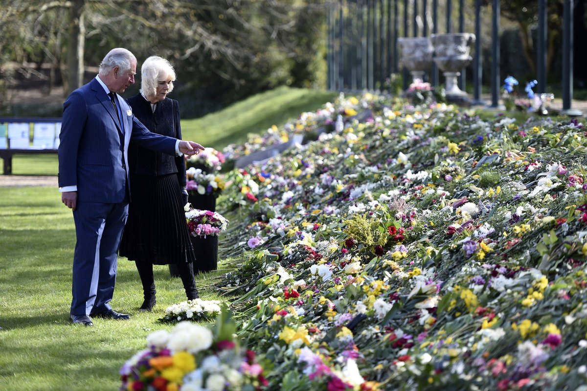 Princ Charles s Camillou ve čtvrtek dopoledne navštívili zahrady Marlborough House, aby se podívali na květiny a vzkazy, které lidé přinesli princi Philipovi (†99).