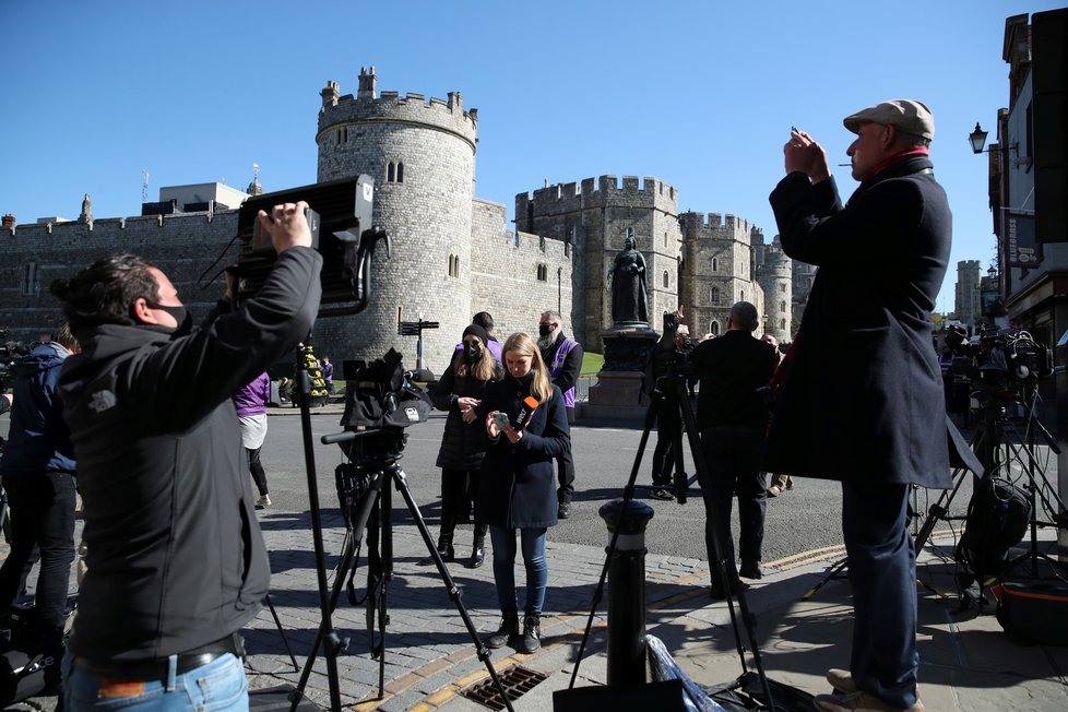 Windsor žije. Lidé, novináři a policisté jsou všude kolem.