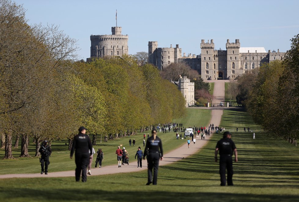 Windsor žije. Lidé, novináři a policisté jsou všude kolem.