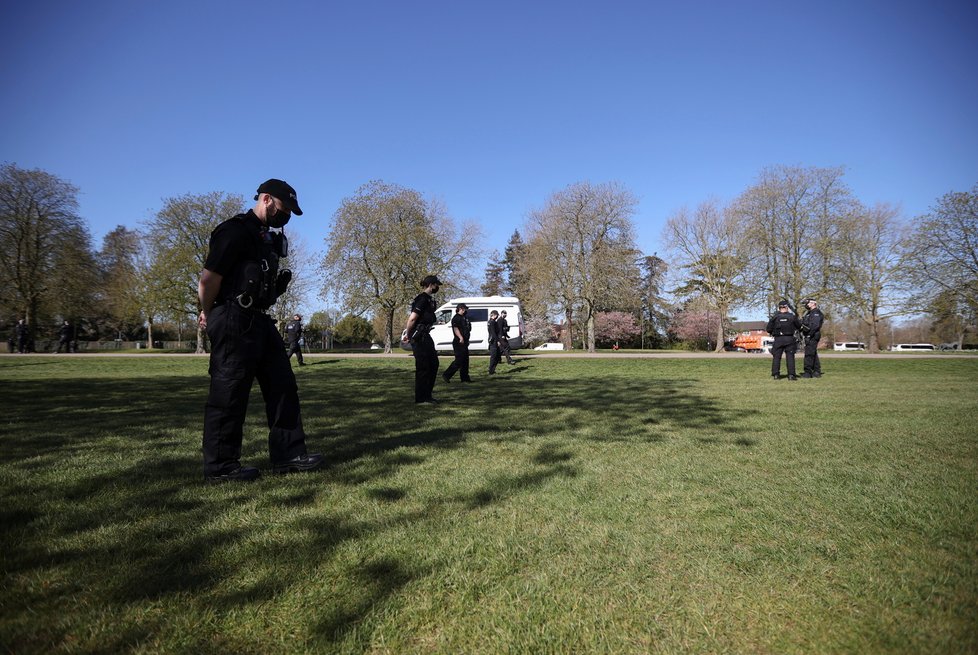 Windsor žije. Lidé, novináři a policisté jsou všude kolem.