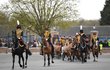 Na počest zesnulého prince Philipa se Velkou Británii v sobotu v poledne rozeznělo jednačtyřicet salv.