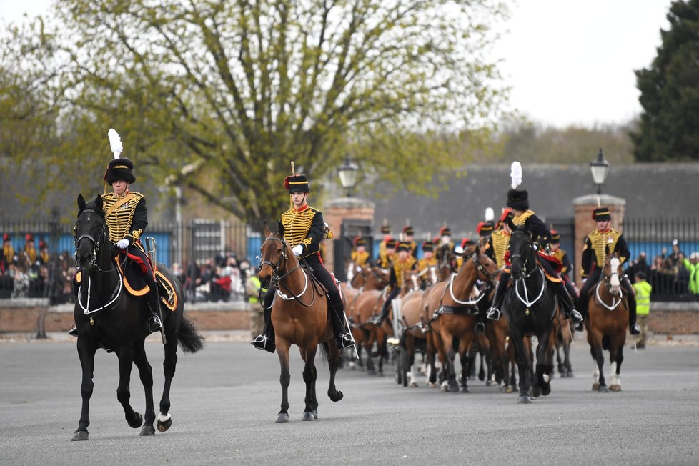 Na počest zesnulého prince Philipa se Velkou Británií v sobotu v poledne rozeznělo jednačtyřicet salv.