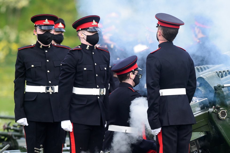 Na počest prince Philipa se v Británii rozezněly salvy.