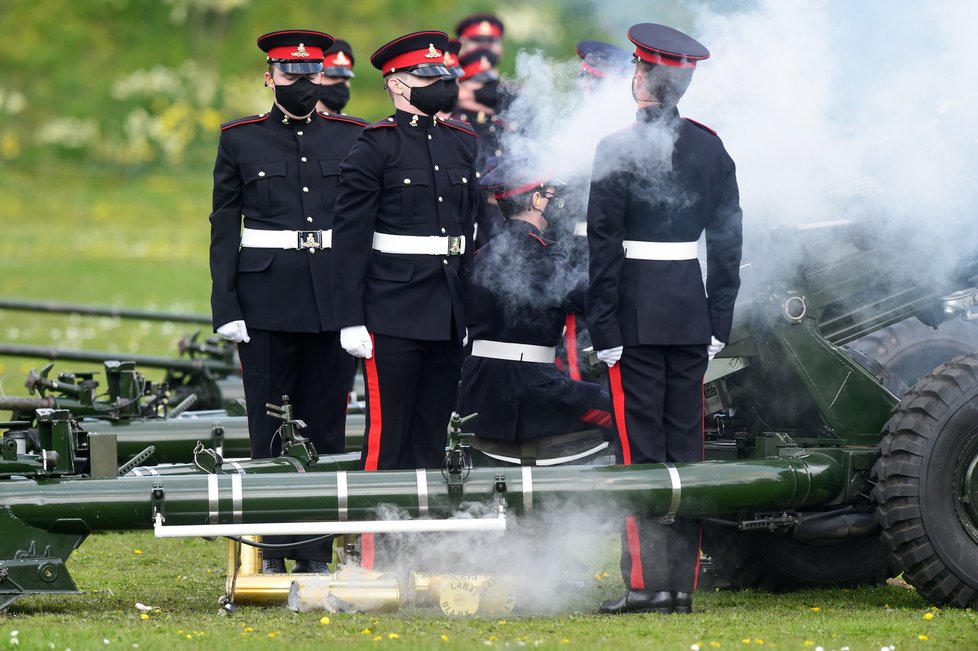 Na počest prince Philipa se Británii rozezněly salvy.