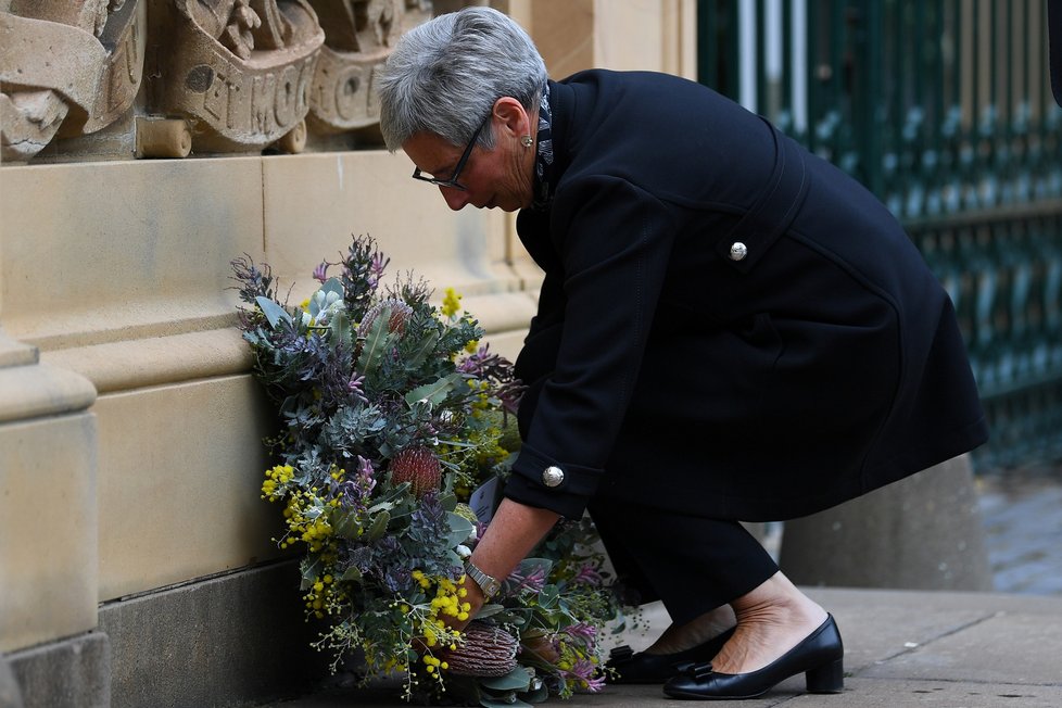 Guvernérka australského státu Victoria Linda Dessau pokládá věnec pro Philipa.