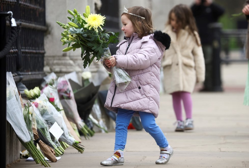 Lidé přicházejí uctít památku prince Philipa k Buckinghamskému paláci.