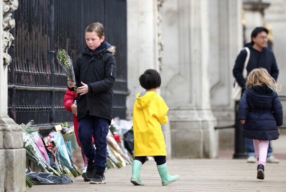 Lidé přicházejí uctít památku prince Philipa k Buckinghamskému paláci.