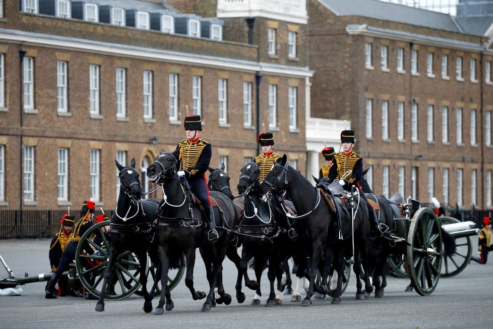 Na počest prince Philipa byly po celém světě odpáleny dělostřelecké salvy.