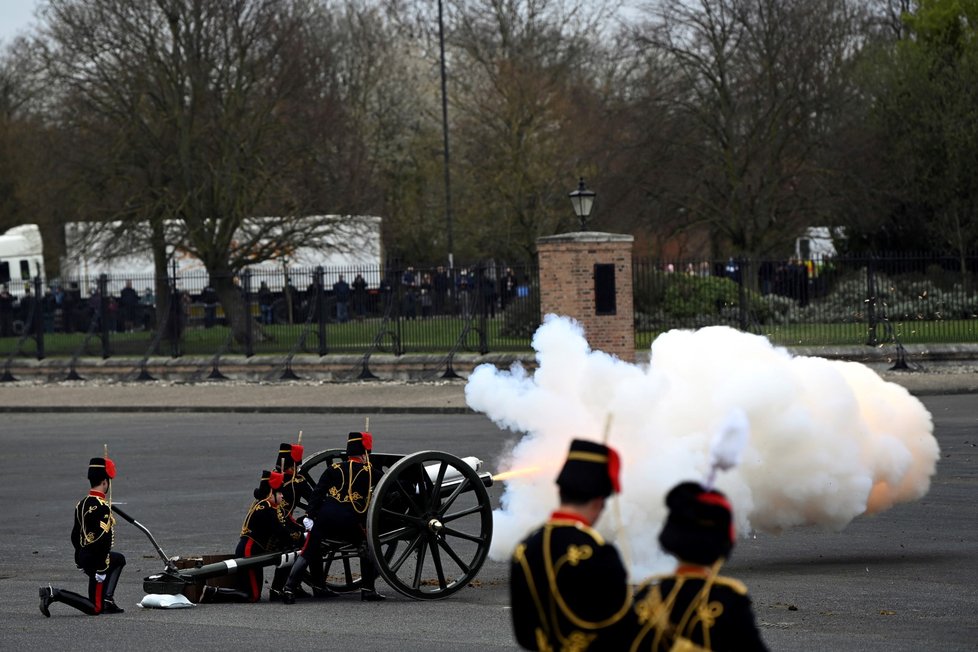 Na počest prince Philipa byly po celém světě odpáleny dělostřelecké salvy.