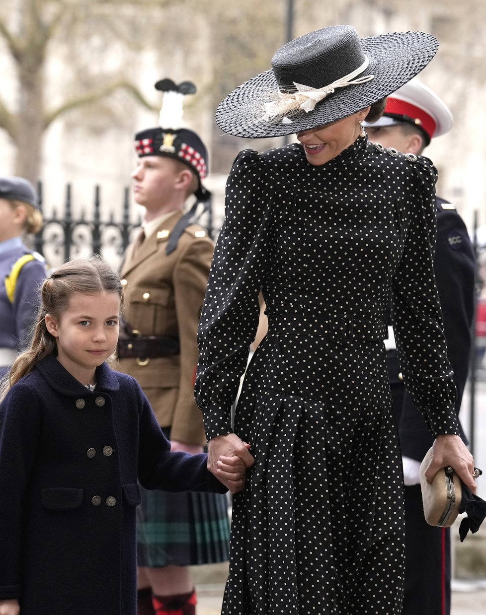 Vzpomínková mše na prince Philipa ve Westminsterském opatství - Kate Middletonová a princezna Charlotte