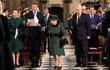 Vzpomínková mše na prince Philipa ve Westminsterském opatství - královna s princem Andrewem
