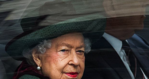 Vzpomínková mše na prince Philipa ve Westminsterském opatství - královna s princem Andrewem přijíždějí na místo.