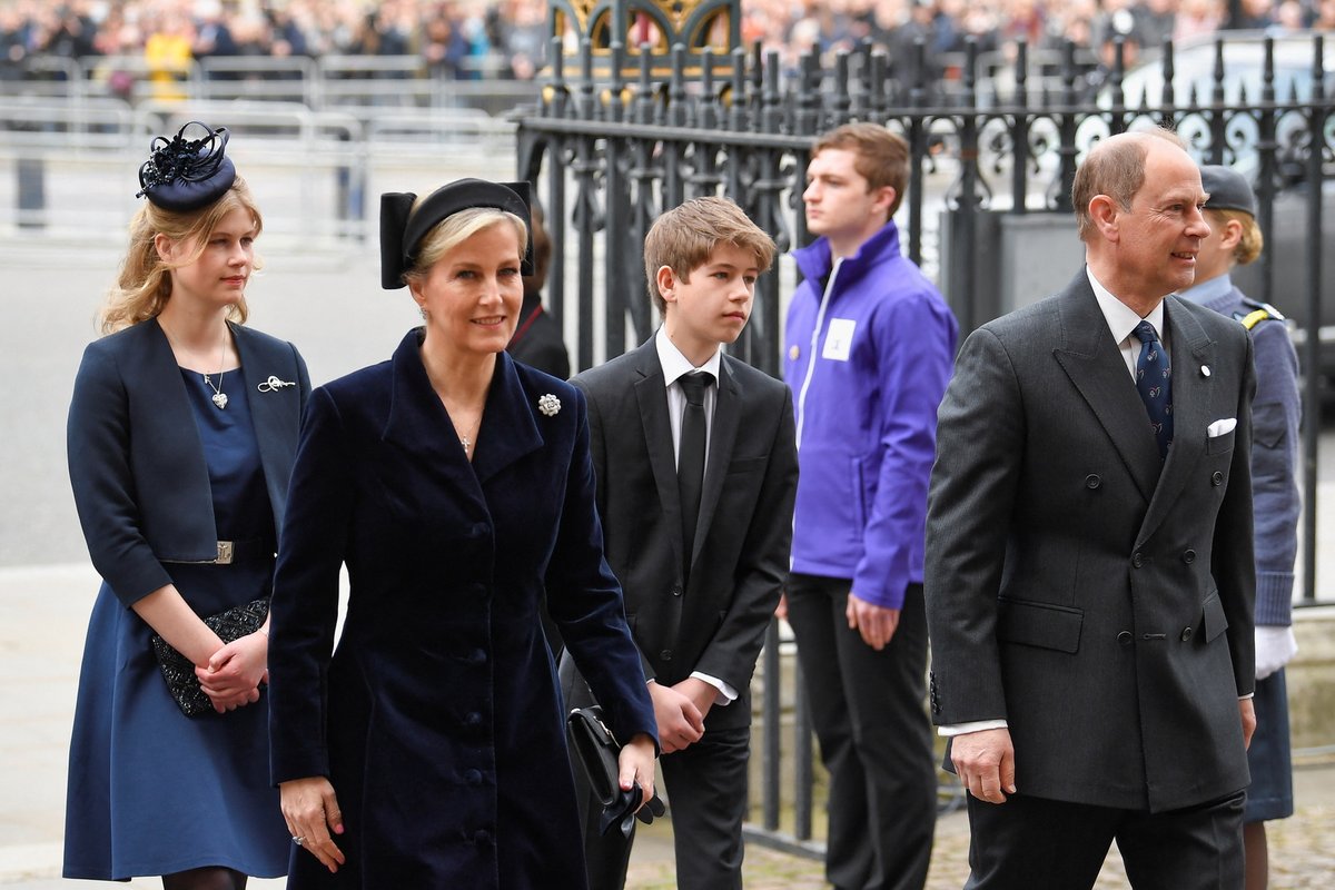 Vzpomínková mše na prince Philipa ve Westminsterském opatství - princ Edward s rodinou