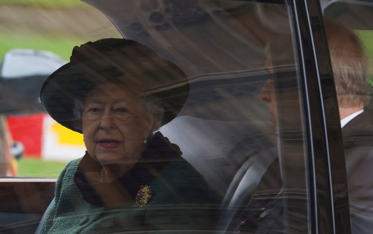 Vzpomínková mše na prince Philipa ve Westminsterském opatství - královna s princem Andrewem přijíždějí na místo