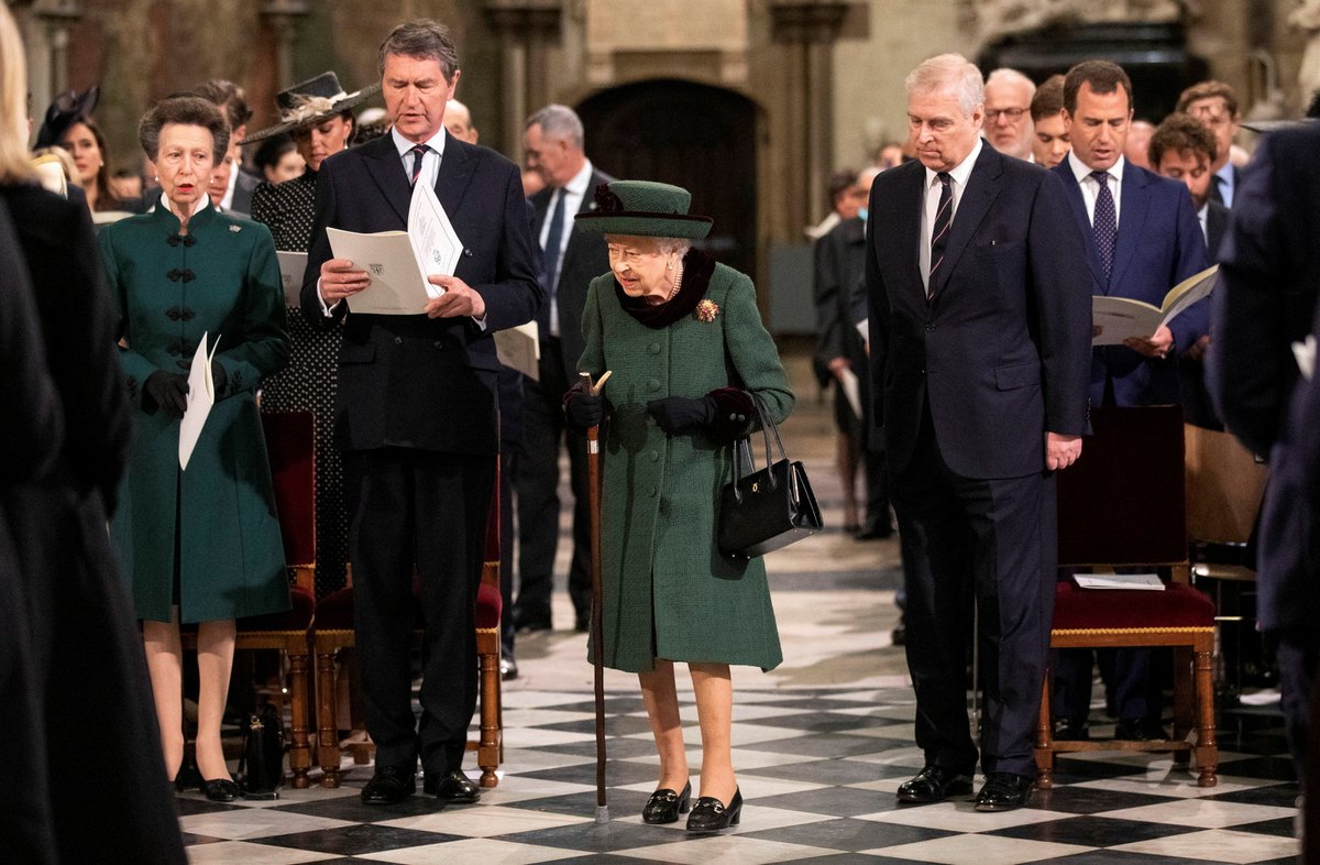 Vzpomínková mše na prince Philipa ve Westminsterském opatství - královna s princem Andrewem