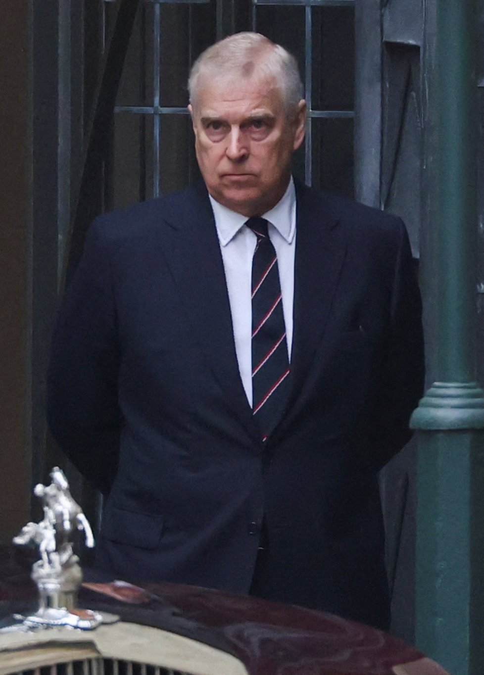 Vzpomínková mše na prince Philipa ve Westminsterském opatství - princ Andrew přijíždí na místo