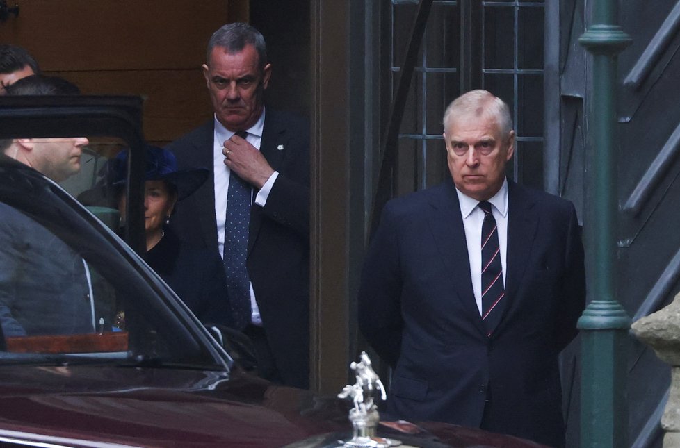 Vzpomínková mše na prince Philipa ve Westminsterském opatství - princ Andrew přijíždí na místo