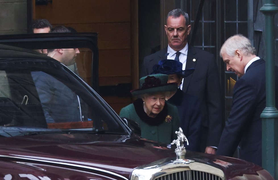 Vzpomínková mše na prince Philipa ve Westminsterském opatství - královna s princem Andrewem přijíždějí na místo