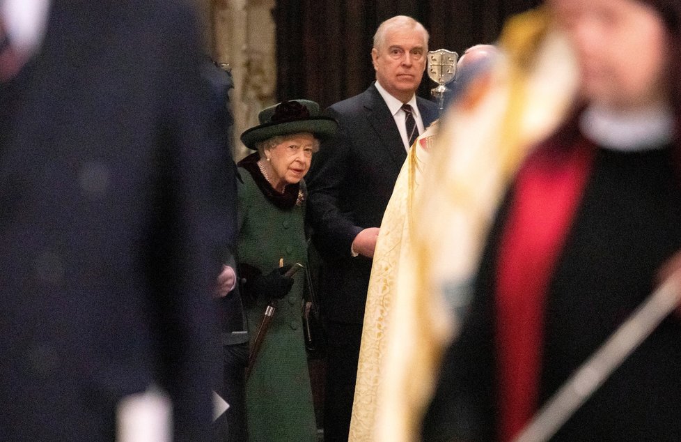 Vzpomínková mše na prince Philipa ve Westminsterském opatství - královna s princem Andrewem