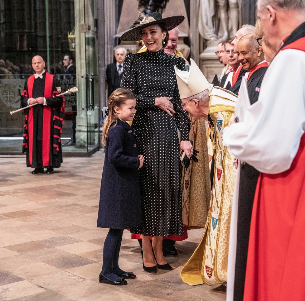 Vzpomínková mše na prince Philipa ve Westminsterském opatství - Kate Middleton s Charlotte