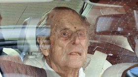 Prince Philipa po měsíční hospitalizaci propustili domů.