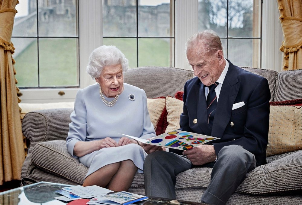 Oficiální portrét královny Alžběty II. a prince Philipa k 73. výročí svatby. Společně čtou přáníčka od vnoučat