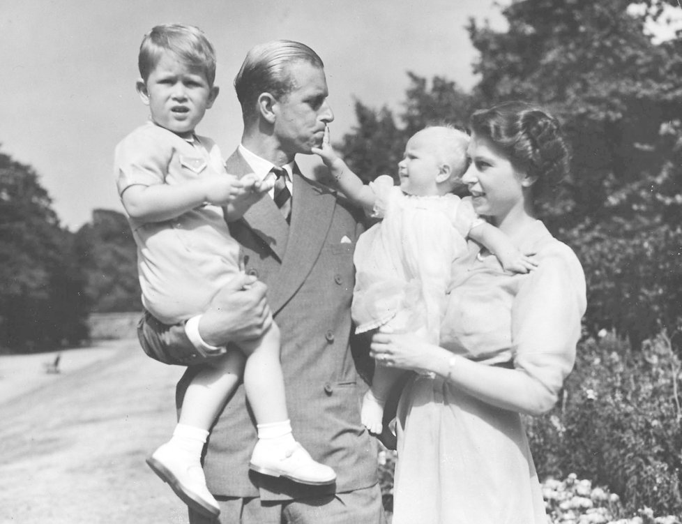 Princ Philip, vévoda z Edinburghu a jeho choť královna Alžběta II. se svými dětmi princeznou Anne a princem Charlesem v Londýnské rezidenci v roce 1951