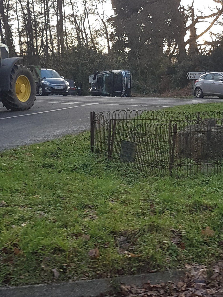 Vůz Land Rover britského prince Philipa havaroval a převrátil se na bok.