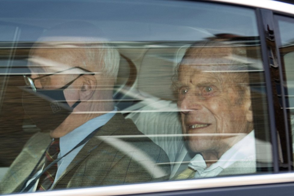 Prince Philipa po měsíční hospitalizaci propustili domů.