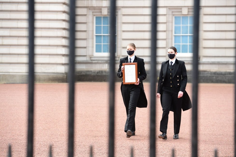 Zaměstnanci Buckinghamského paláce vyvěsili smuteční oznámení o smrti prince Philipa.