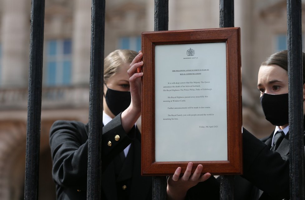 Zaměstnanci Buckinghamského paláce vyvěsili smuteční oznámení o smrti prince Philipa.